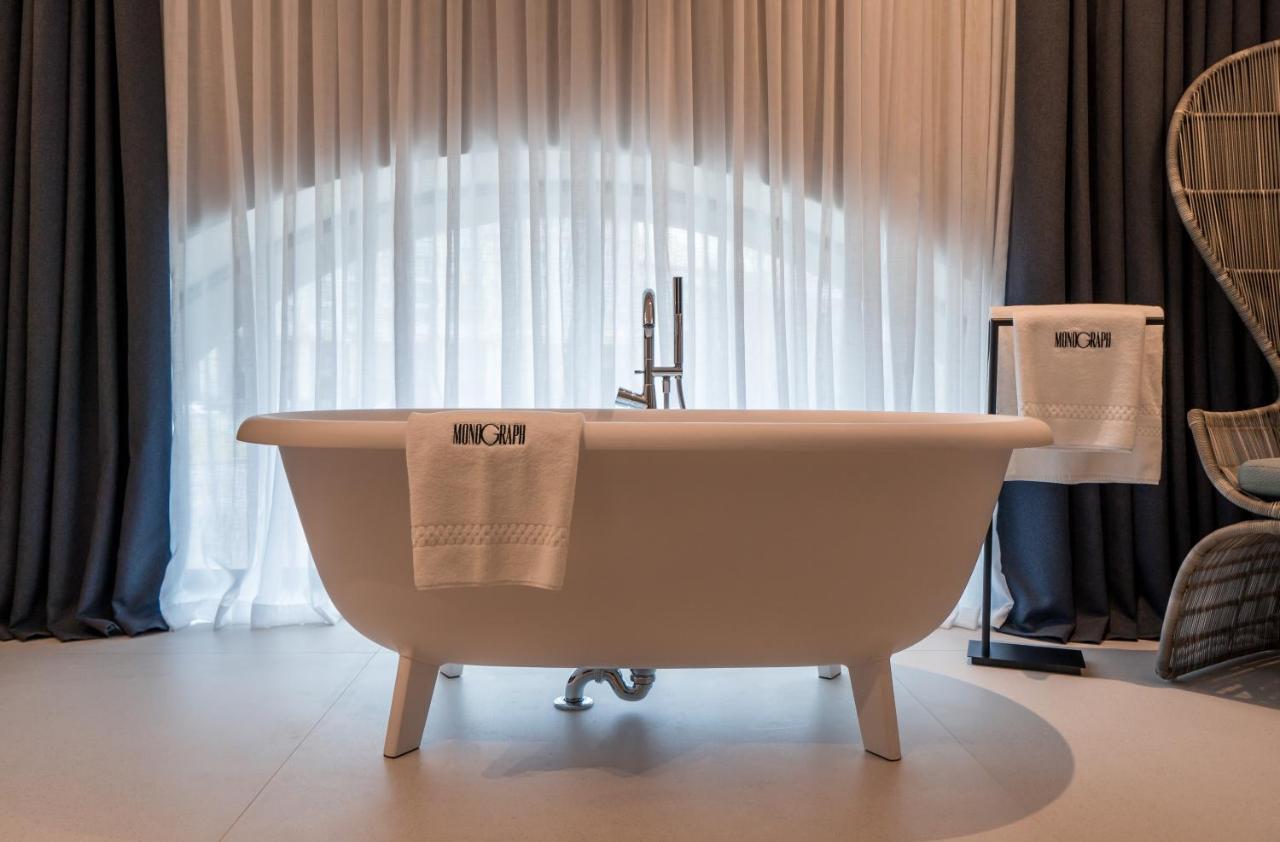 Hotel Monograph Freedom Square Tbilisi Exteriér fotografie A freestanding bathtub
