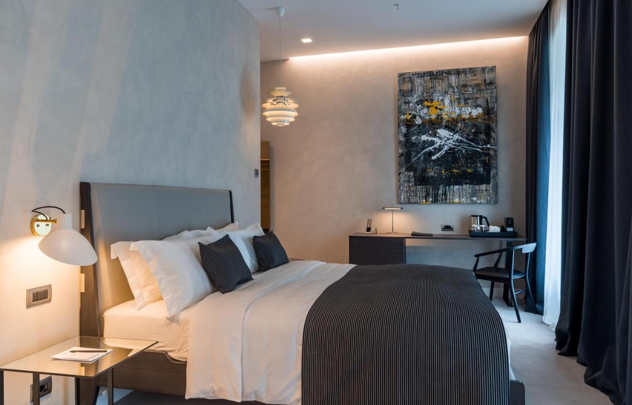Hotel Monograph Freedom Square Tbilisi Exteriér fotografie A room at the hotel