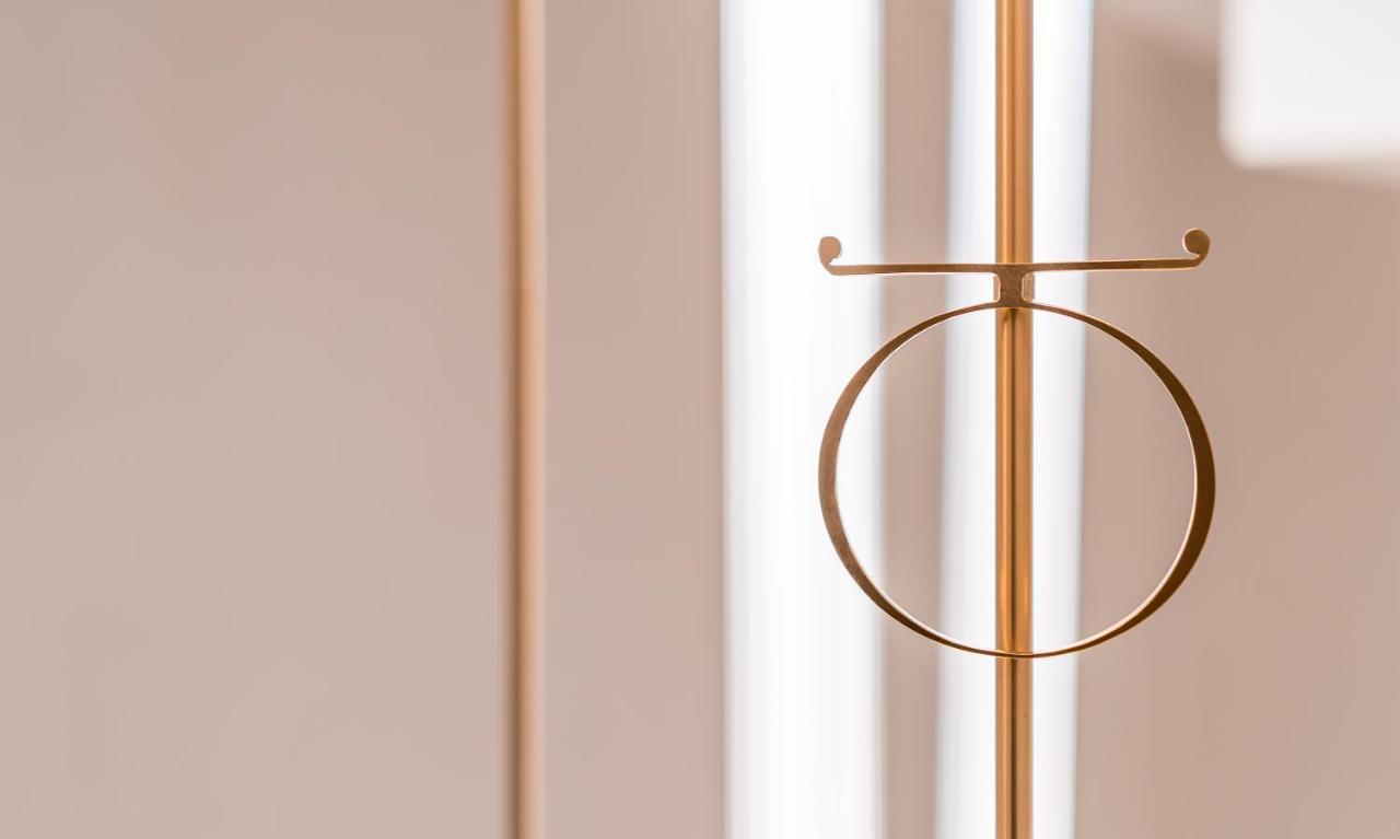 Hotel Monograph Freedom Square Tbilisi Exteriér fotografie Detail of the door handle